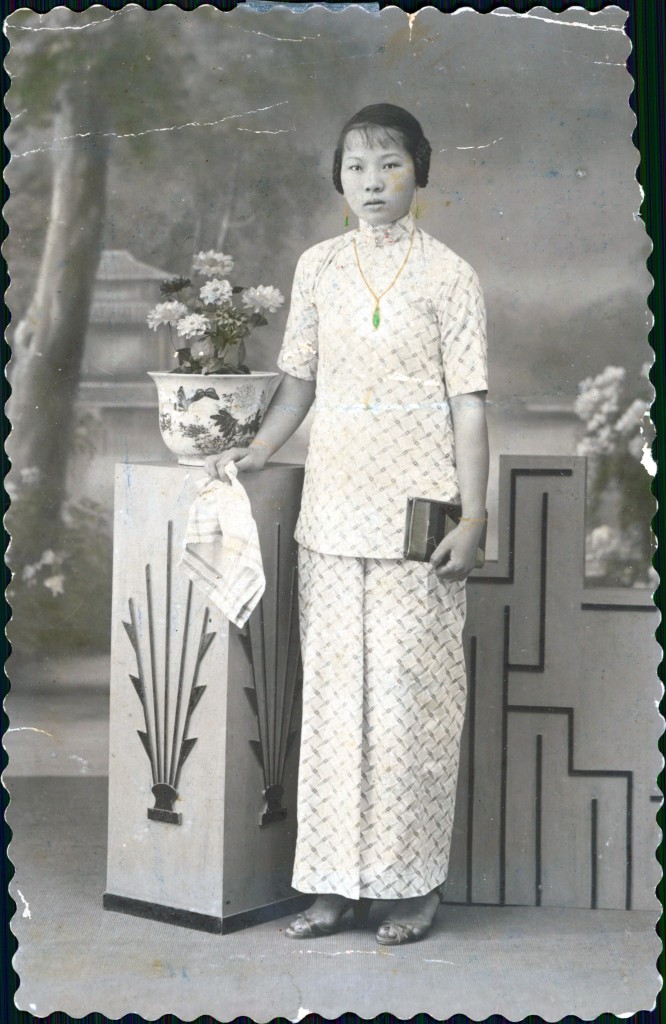 A studio portrait of a Chinese lady with a gold necklaces and jade pendant drawn on to the photographic print. Photo: Evelyn Tan