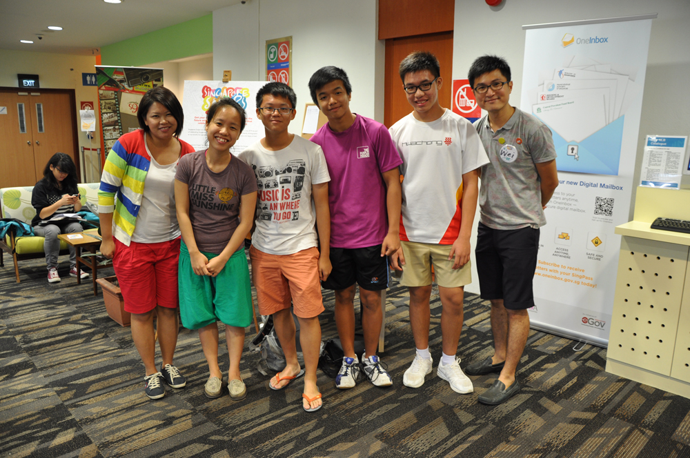 A photograph together for keepsake! Commemorating our first day of collection with the volunteers. From right - Wei Keong, Alfred, Zhi Hong, Choon Pin, Samantha & Gracie
