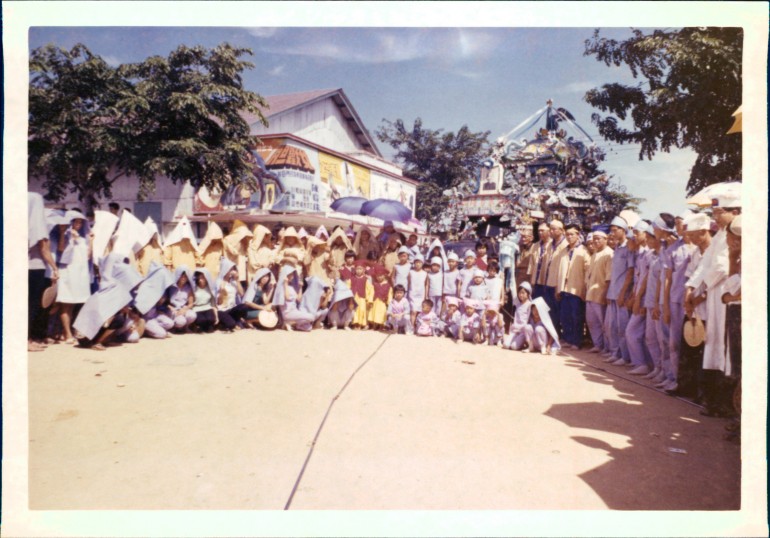 Both sides of the big family at the wake. Photo: Teo Yap Tee