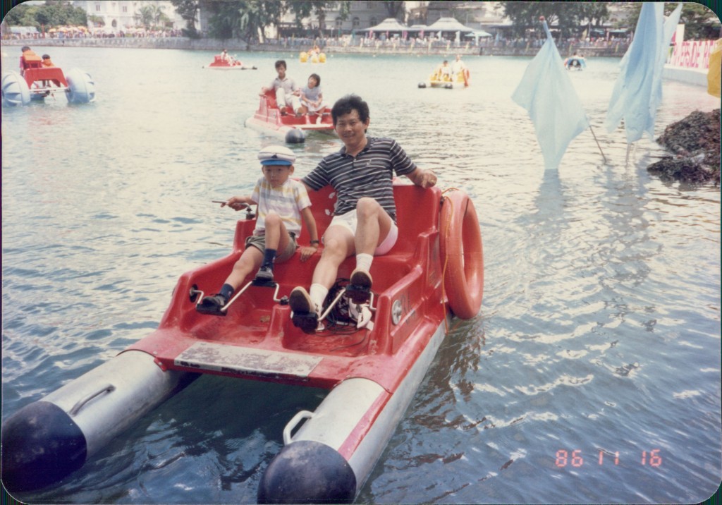 Colourful paddle boats dotting the Singapore River. Photo: Mdm Lim Pho Kwaun