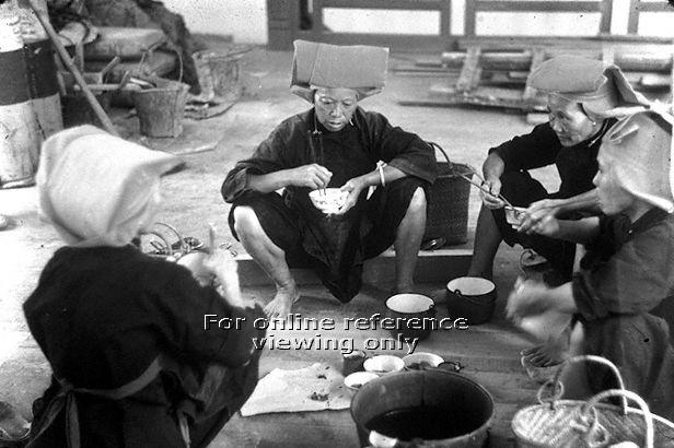 Samsui women having their meal and resting from their back-breaking jobs at the construction site in the 1950s. Photo: National Archives of Singapore