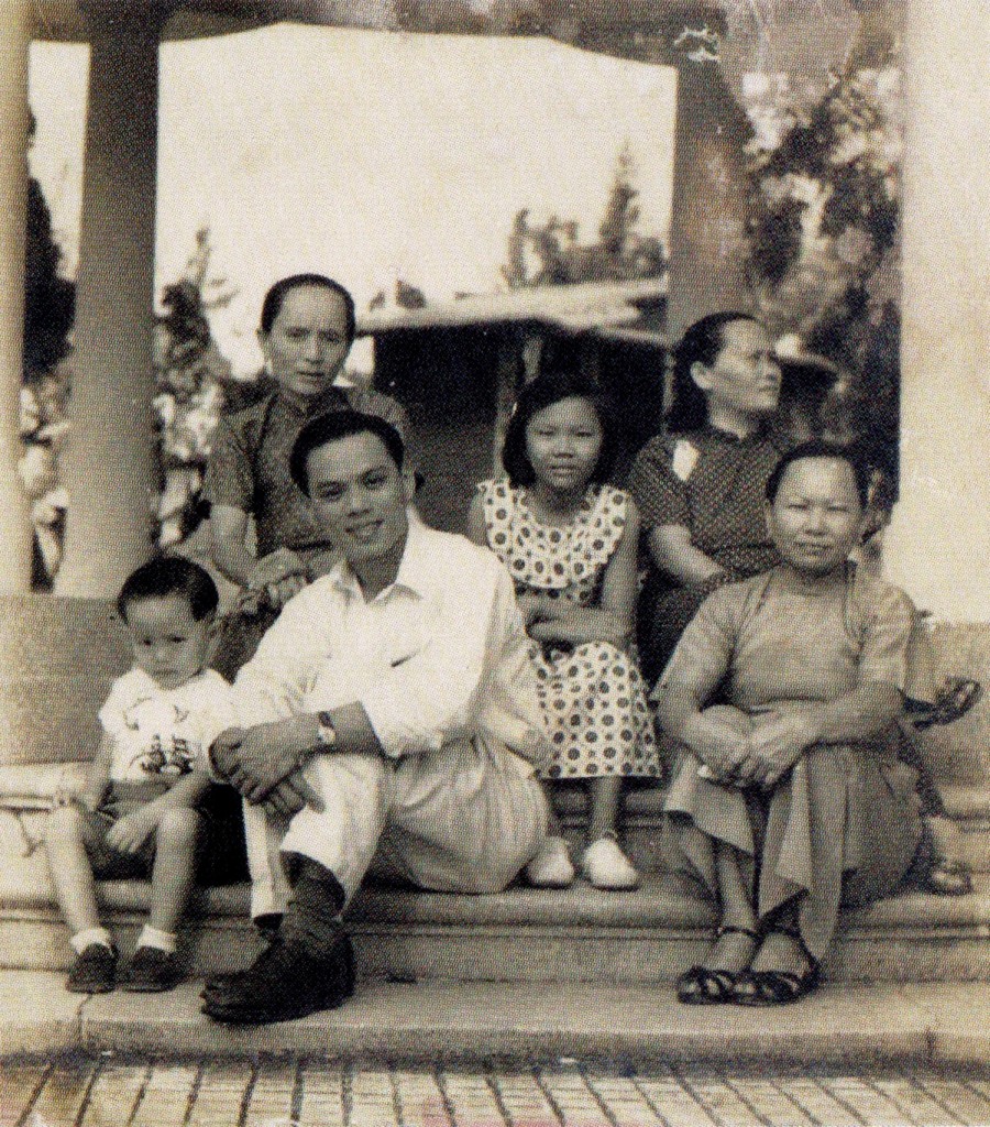 Kuet Gin Bok, his relatives and friend visiting the Tiger Balm Gardens in 1952.